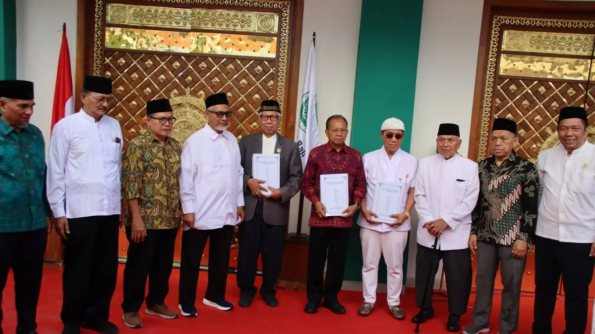 LAPORAN: Gubernur Bali Wayan Koster (tengah) foto bersama panitia pembangunan, nazir dan pengurus MUI Bali usai menerima dokumen pembangunan gedung. (Tim INFOKOM MUI Bali)