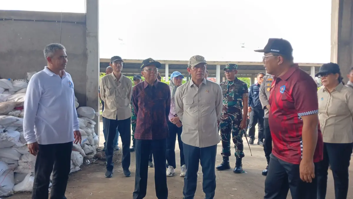 Menteri LH Hanif Faisol Nurofiq didampingi Gubernur Bali Wayan Koster dan Sekda Klungkung, A.A. Gede Lesmana di TOSS Center Kabupaten Klungkung di Dusun Karangdadi, Desa Kusamba, Dawan, Jumat (17/4).