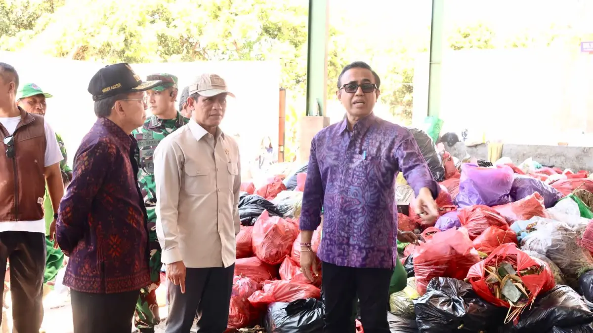 Menteri Lingkungan Hidup RI Hanif Faisol Nurofiq didampingi Gubernur Bali, I Wayan Koster, serta Wali Kota Denpasar, I Gusti Ngurah Jaya Negara di TPST Kesiman Kertalangu, Jumat (17/4/2026).