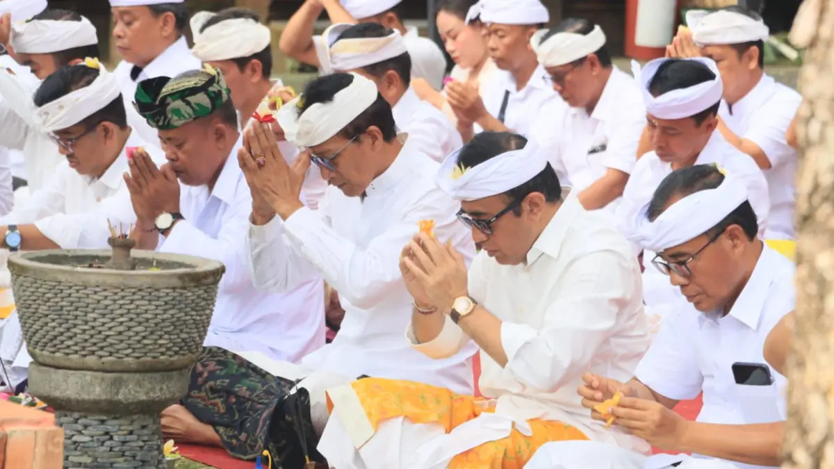 : Persembahyangan bersama Rahina Suci Tumpek Landep di Pura Agung Lokanatha yang dihadiri langsung Walikota Denpasar, I Gusti Ngurah Jaya Negara, Sabtu (18/4).