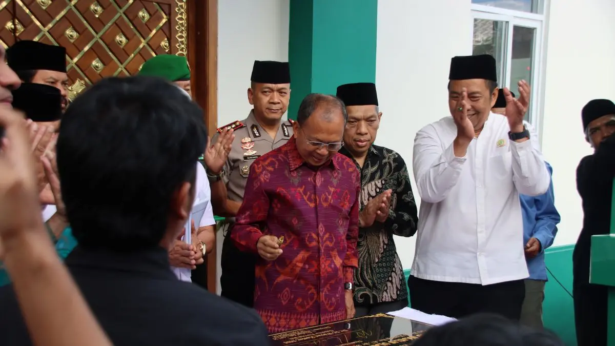 SEJARAH BARU: Gubernur Bali Dr. Ir. Wayan Koster MM (tengah) saat membubuhkan tandatangan di prasasti gedung MUI Provinsi Bali disaksikan panitia, pejabat dan pengurus serta tokoh-tokoh masyarakat, Sabtu 18 April 2026. (Tim INFOKOM MUI Bali)