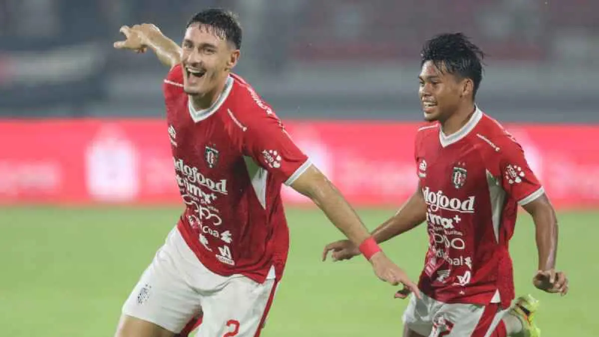BERSELEBRASI RIANG GEMBIRA: Joao Ferrari (kiri) bersuka cita seusai membobol gawang Malut United di Stadion Kapten Wayan Dipta Gianyar. (miftahuddin/radar bali)