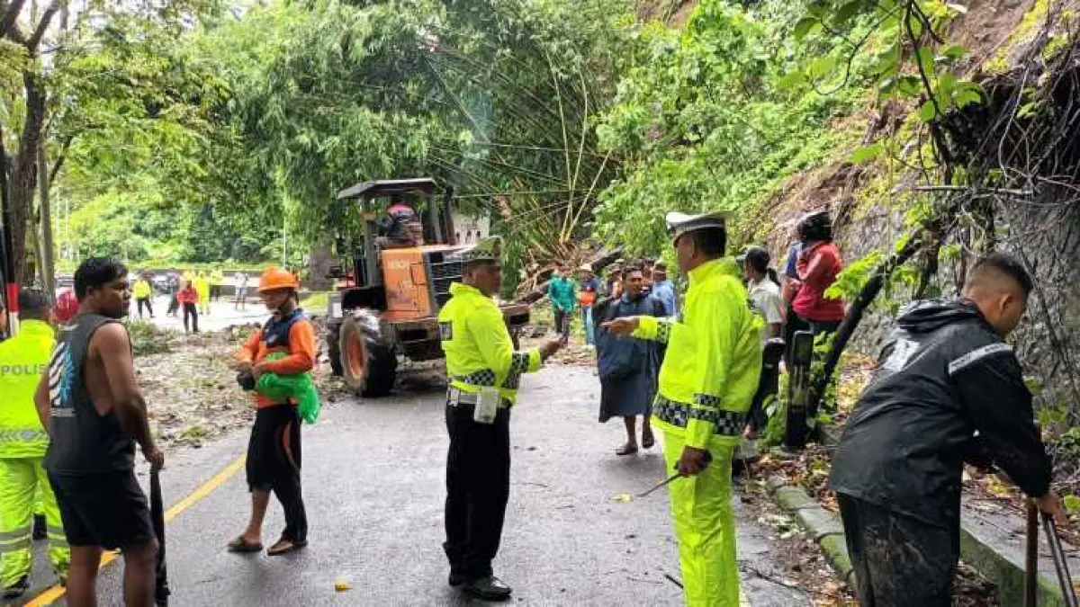 KAWASAN RAWAN: Tebing di pinggir jalan perbatasan Klungkung-Gianyar, sebelah timur jembatan Tukad Melangit, Desa Tusan, Kecamatan Banjarangkan longsor. (ist)