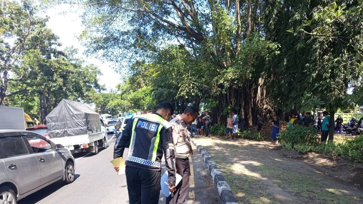 NAHAS: Petugas kepolisian melakukan identifikasi di lokasi kecelakaan maut di Jalan Bypass Ida Bagus Mantra, tepatnya di depan stand bunga Bucu Lais, wilayah Kesiman Kertalangu, Denpasar Timur, Rabu (15/4) siang