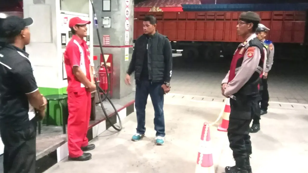 PANTAU LAPANGAN : Kapolsek Melaya Kompol I Ketut Sukadana (jaket hitam) saat pemantauan menunjukkan stok BBM di wilayah hukum Polsek Melaya. (foto: Polsek Melaya)