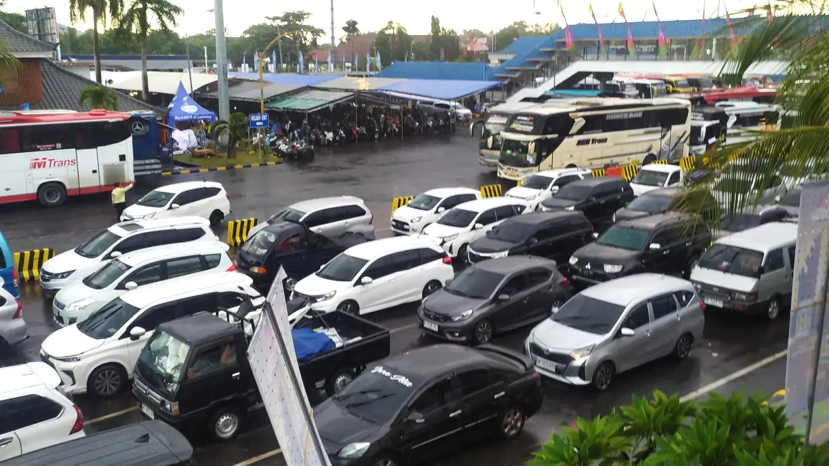 ANTREAN MENGULAR : Suasana Pelabuhan Gilimanuk dengan antrean kendaraaan mengular saat arus balik liburan Lebaran. (M.Basir)