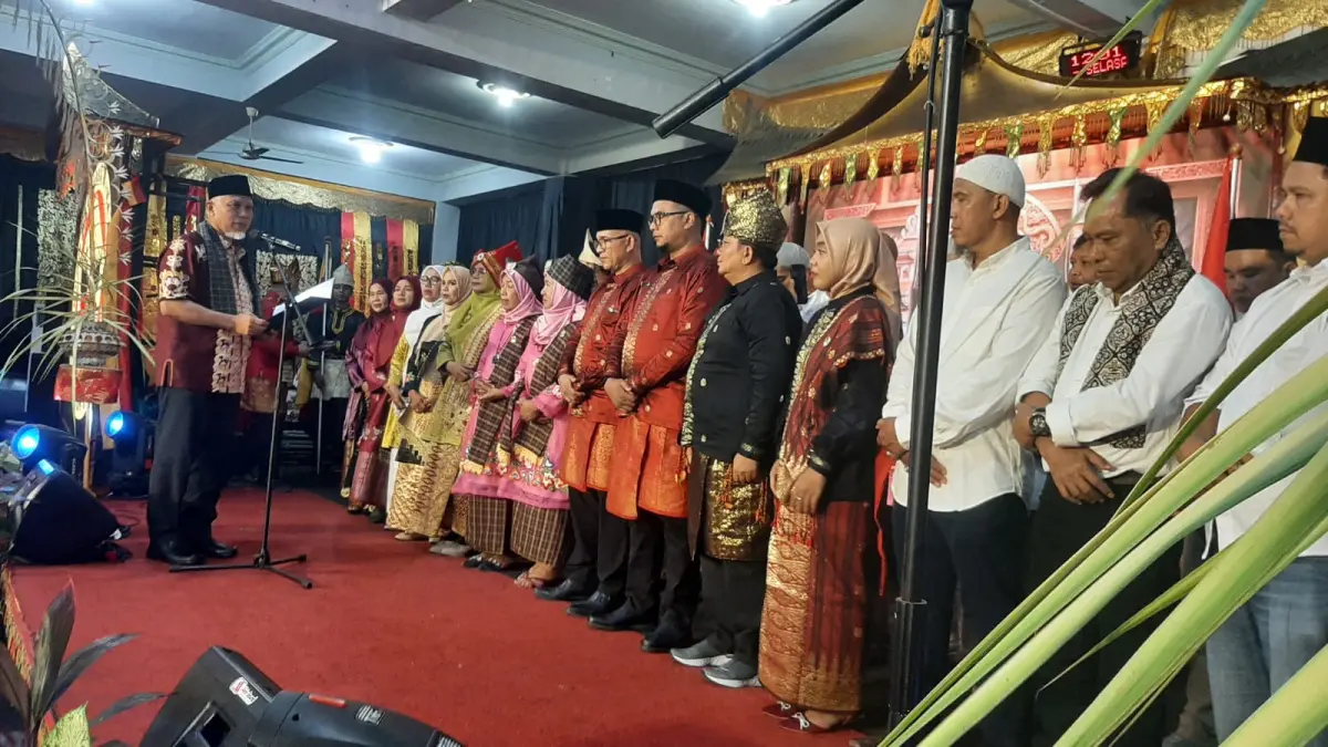 DIKUKUHKAN: Gubernur Sumatera Barat Mahyeldi Ansharullah saat memandu ikrar pelantikan pengurus IKMS Bali periode 2026-2031 di Denpasar, Ahad 19 April. (M.RIDWAN/radarbali.id)