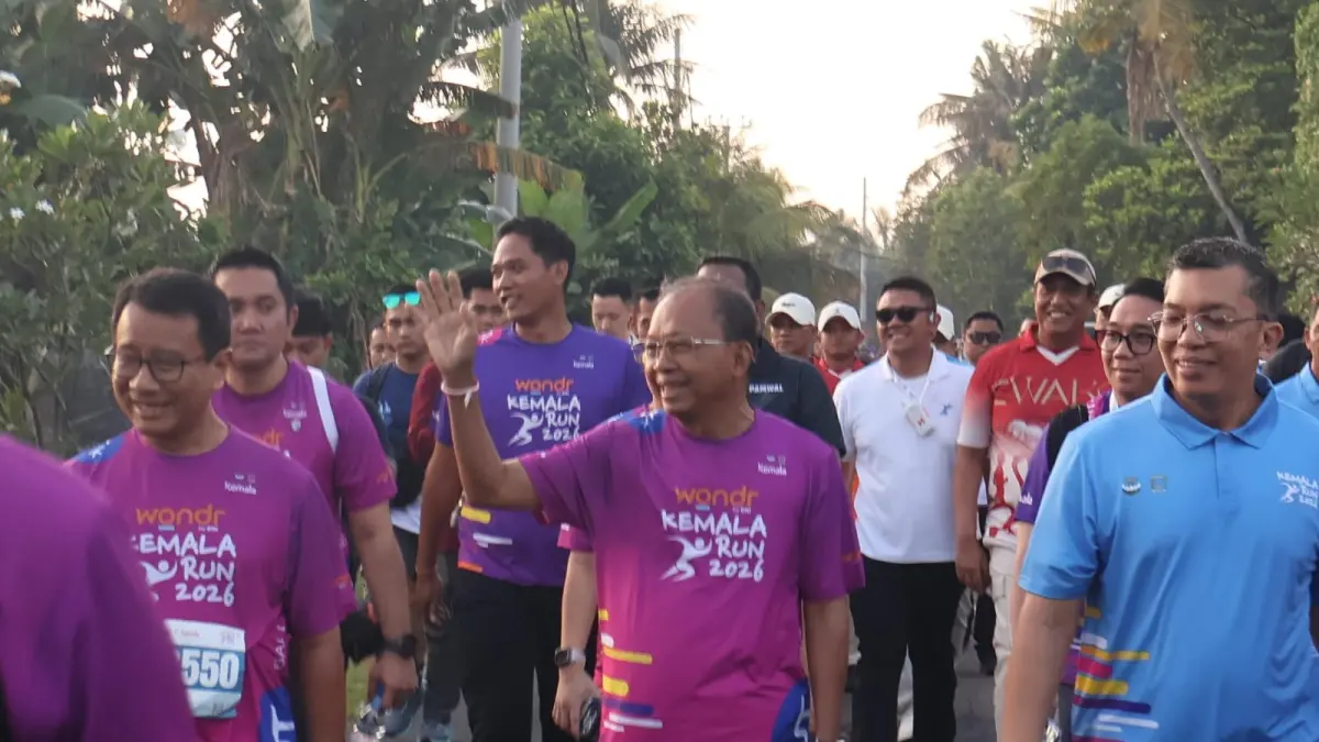 Gubernur Bali Wayan Koster mengikuti lari Wondr Kemala Run 2026 di Bali United Training Center (BUTC), Gianyar, Minggu (19/4/2026).