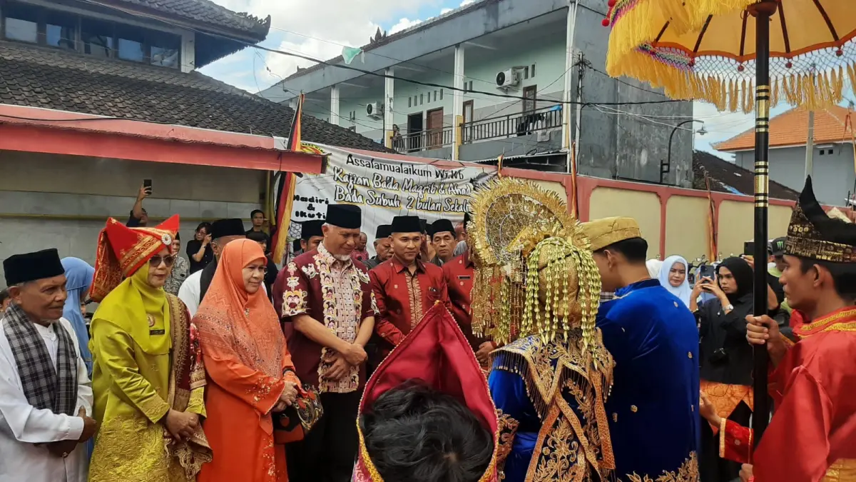 ISTIMEWA: Gubernur Sumatera Barat H. Mahyeldi Ansharullah, SP bersama nyonya Harneli Bahar saat tiba disambut dengan tari penyambutan khas Minangkabau oleh panitia dan pengurus IKMS Bali yang dilantik Ahad, 19 April 2026.(M.RIDWAN/radarbali.id)