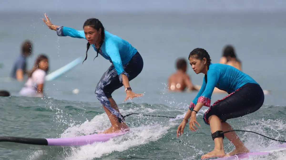 KARTINI GO SURF 2026: Penyandang disabilitas tuli  saat berselancar mngenakan kebaya di pantai Kuta, Minggu 19 April 2026. (MIFTAHUDDIN HALIM/radarbali.id) 