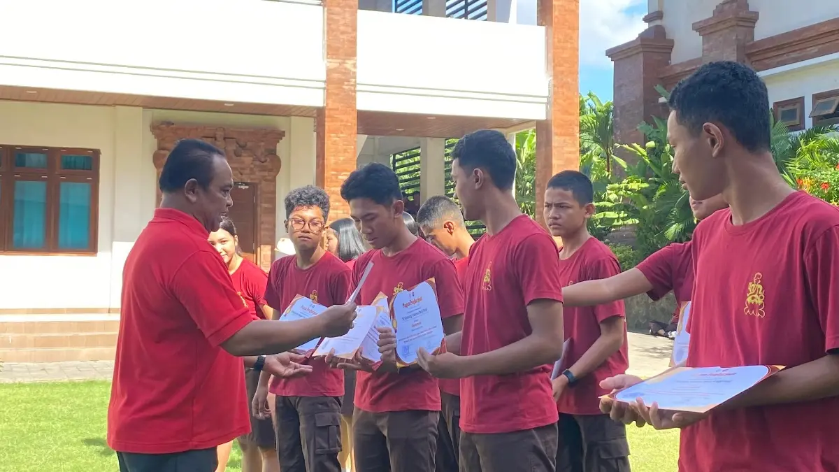 Kepala Sekolah SMAN 9 Denpasar I Gusti Ngurah Oka Arjawa menyerahkan piagam penghargaan kepada para siswa yang menorehkan prestasi di Porsenijar Kota Denpasar 2026, Jumat (17/5) pagi. (Marsell Pampur/Radar Bali)

&nbsp;