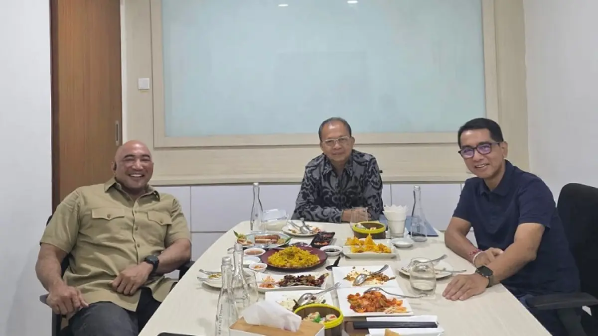 Ketua DPD Partai Gerindra Provinsi Bali, Made Muliawan Arya atau De Gadjah bersama Gubernur Bali Wayan Koster di Denpasar, Minggu, 19 April 2026.