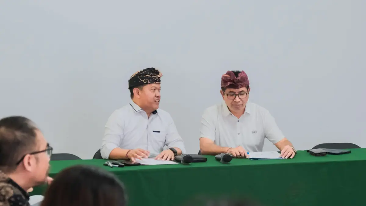 Konseptor Bali Creative Board Dr. Made Artana yang juga Rektor Primakara University (kiri) saat diskusi mematangkan rencana pembentukan Bali Creative Board (BCB) pada Kamis, 16 April 2026 di Kantor Dinas Pariwisata Provinsi Bali.