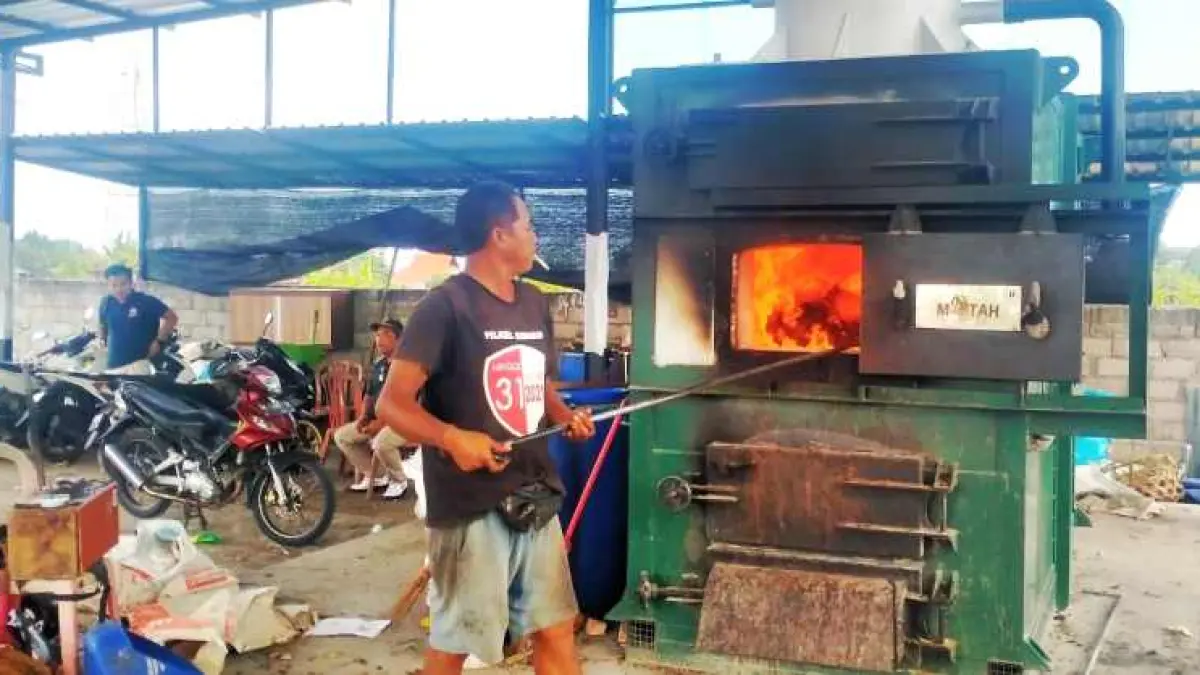 MENGOLAH SAMPAH : TPST Iluh Mantul di Banjar Dinas Batan Buah, Desa Beraban Kecamatan Kediri Tabanan yang kini memiliki mesin pembakaran sampah Motah.&nbsp;(juliadi/radar bali)