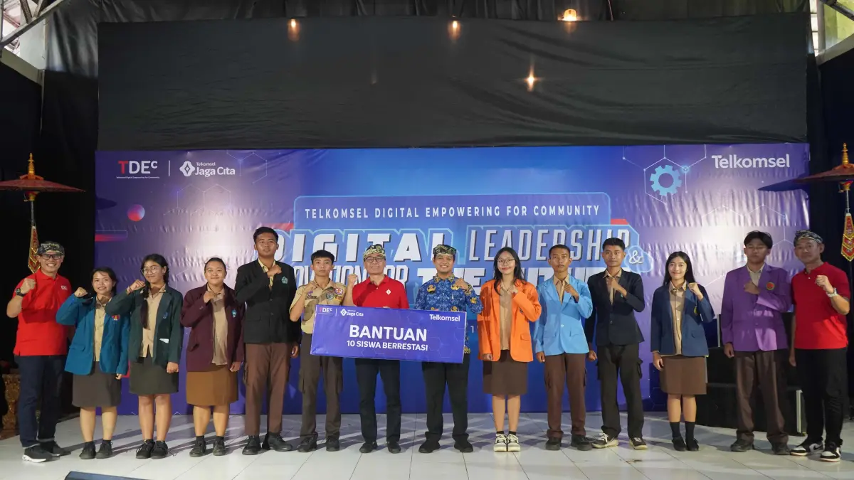 PENYERAHAN BANTUAN: Perangkat Orbit (router WiFi) dan bantuan pendidikan untuk siswa berprestasi saat TDEC 2026 di SMAN 1 Tabanan, Jumat (17/4/2026).