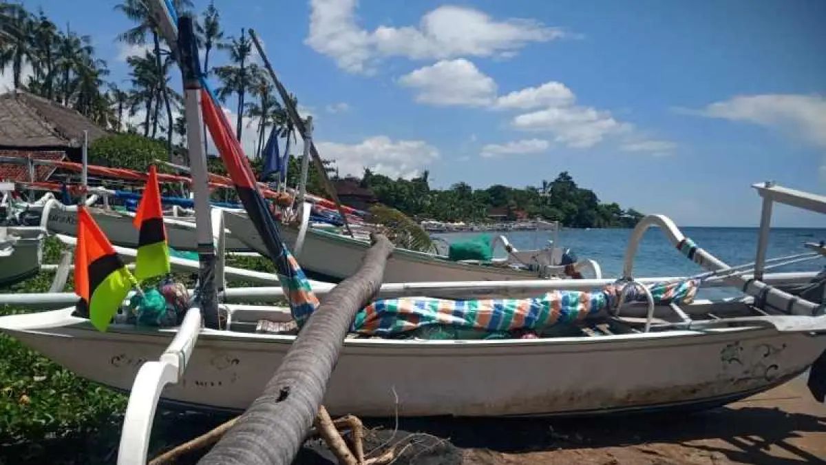 RUSAK TERTIMPA POHON KELAPA: Kondisi jukung milik nelayan di Banjar Dinas Lean, Desa Bunutan, Kecamatan Abang, rusak setelah tertimpa pohon kelapa tumbang.(ist)