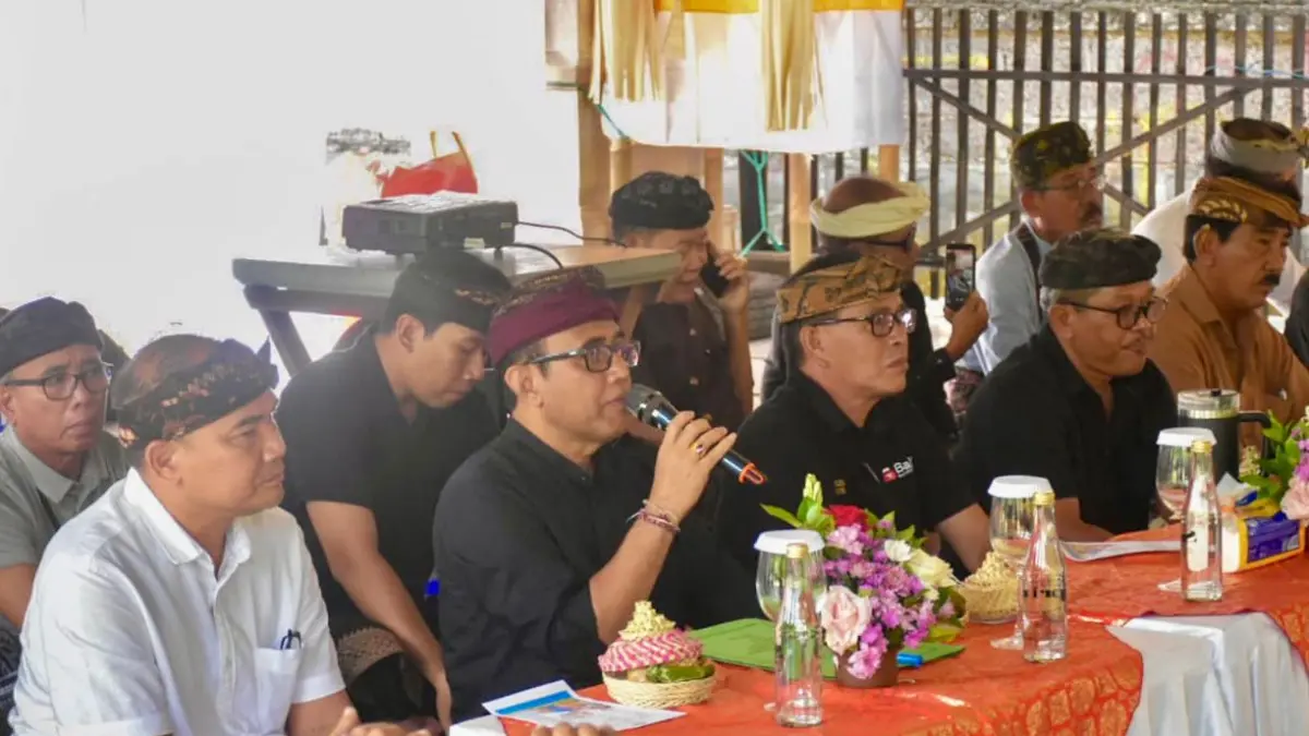 Wali Kota Denpasar IGN Jaya Negara bersama Bendesa Adat Denpasar, IGN Alit Wirakesuma di Wantilan Setra Agung Badung, Desa Adat Denpasar, Minggu (19/4).&nbsp;