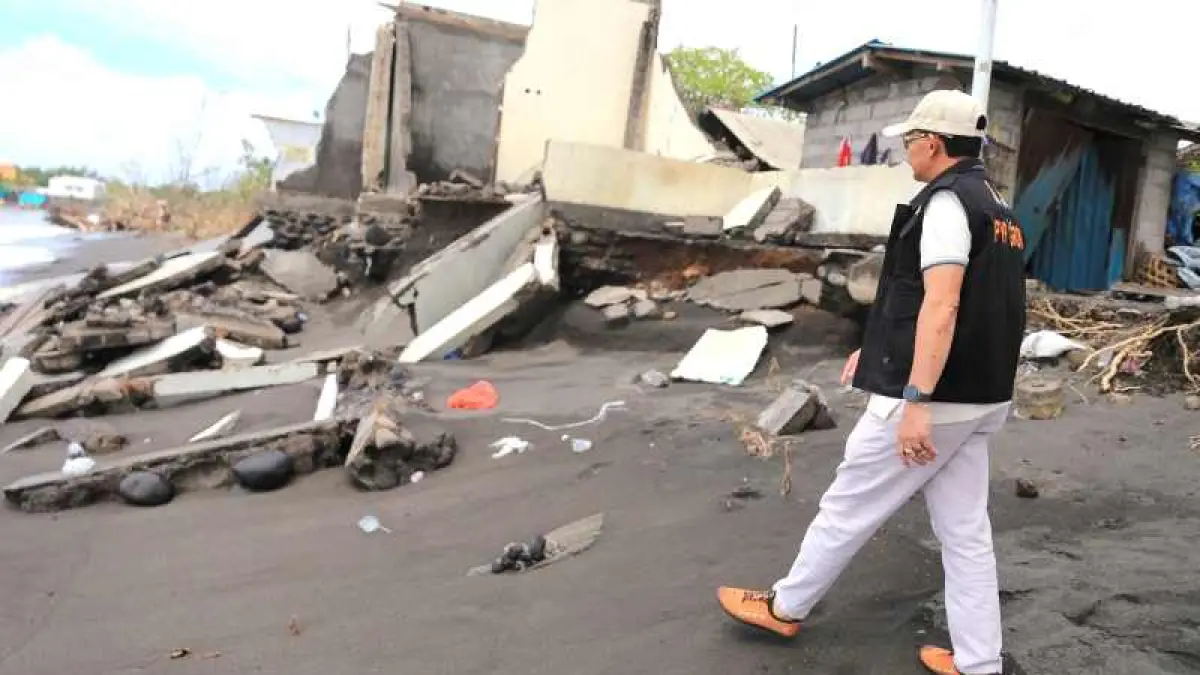 CEK LANGSUNG KE LAPANGAN : Bupati Klungkung I Made Satria saat mengecek abrasi yang terjadi di Pantai Monggalan, Desa Kusamba, Kecamatan Dawan. (Foto: Humas Pemkab Klungkung)