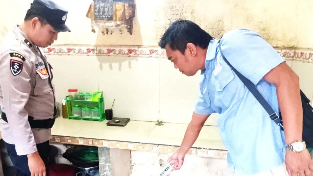 GELAR REKA ULANG : Aparat kepolisian saat melakukan olah TKP ledakan akibat tabung gas bocor di Desa Antiga Kelod, Kecamatan Manggis, Karangasem. (ist)