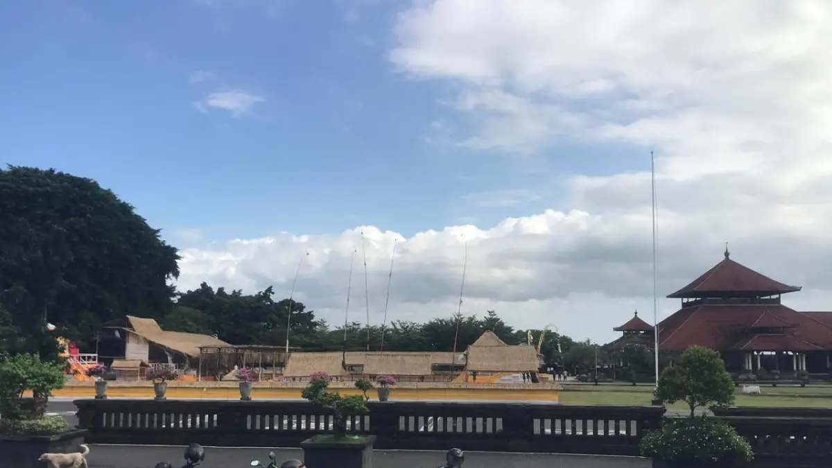 ilustrasi cuaca di Alun-Alun Ida Dewa Agung Jambe, Klungkung, cerah berawan, beberapa waktu lalu. (foto: Miftahuddin/Radar Bali)