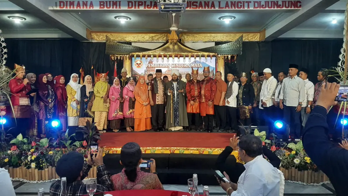 KELUARGA BESAR: Foto bersama usai pelantikan IKMS Bali 2026-2031 yang juga dihadiri ustadz Derry Sulaiman yang menutup acara dengan doa. (M.RIDWAN/radarbali.id)