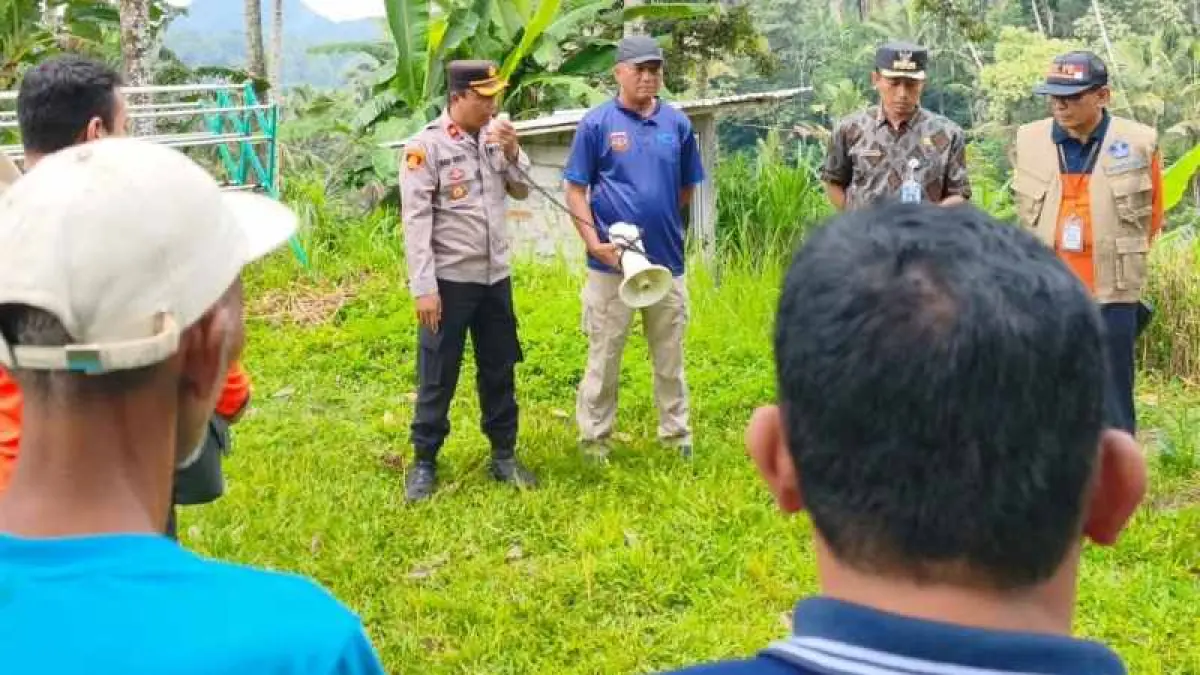 KOMPAK MENCARI : Warga bersama aparat saat akan melakukan proses evakuasi lansia yang ditemukan meninggal di dasar jurang Desa Rendang. (ist).