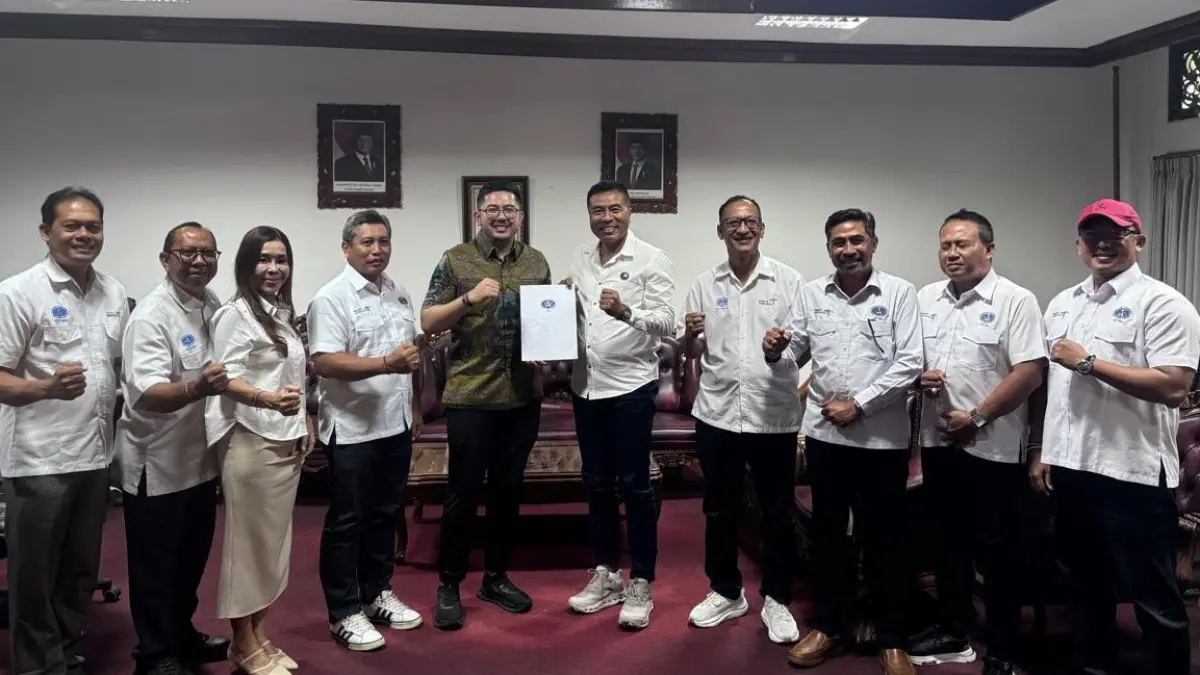 PARIWISATA LESU: Komisi II DPRD Bali bertemu dengan Association of The Indonesian Tours and Travel Agencies (ASITA) Bali di Ruang Bapemperda Lantai II Gedung DPRD Bali, Selasa (21/4/2026). (SUMBER for radarbali.id)