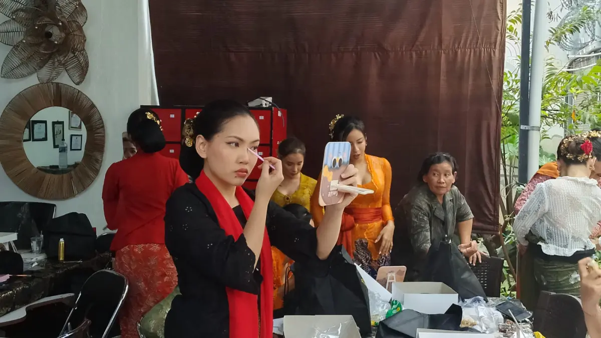PENJARA BUKAN PENGHALANG: Para warga binaan di Lapas Perempuan Kelas IIA Kerobokan saat merias wajah dan bersiap fashion show. Mereka juga menunjukkan hasil kerajinan tangan bernilai tinggi.