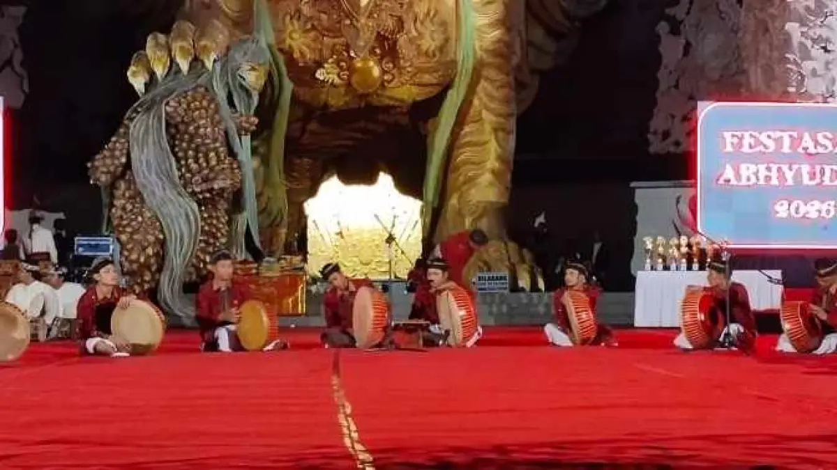 PERTUNJUKAN DARI KAMPUNG MUSLIM : Penampilan kesenian burdah dari Desa Pegayaman di Festasada 2026. Ini menjadi perhatian tersendiri dalam festival tersebut.(foto: Pemkab Buleleng)