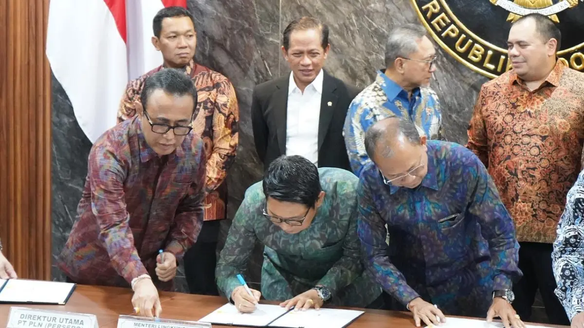 Bupati Badung Wayan Adi Arnawa (tengah) menandatangani PKS PSEL di Ruang Rapat Utama Lantai 3, Gedung Kementerian Koordinator Bidang Pangan, Jakarta, Selasa (21/4).
