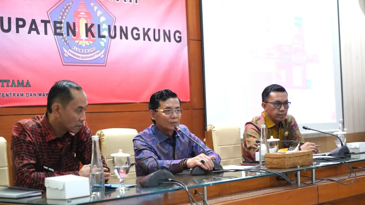 Bupati Klungkung I Made Satria didampingi Wabup Cok Surya memimpin rapat teknis kesiapan&nbsp; Festival Semarapura ke-8 di ruang rapat Praja Mandala, Kantor Bupati Klungkung, Selasa (21/4).