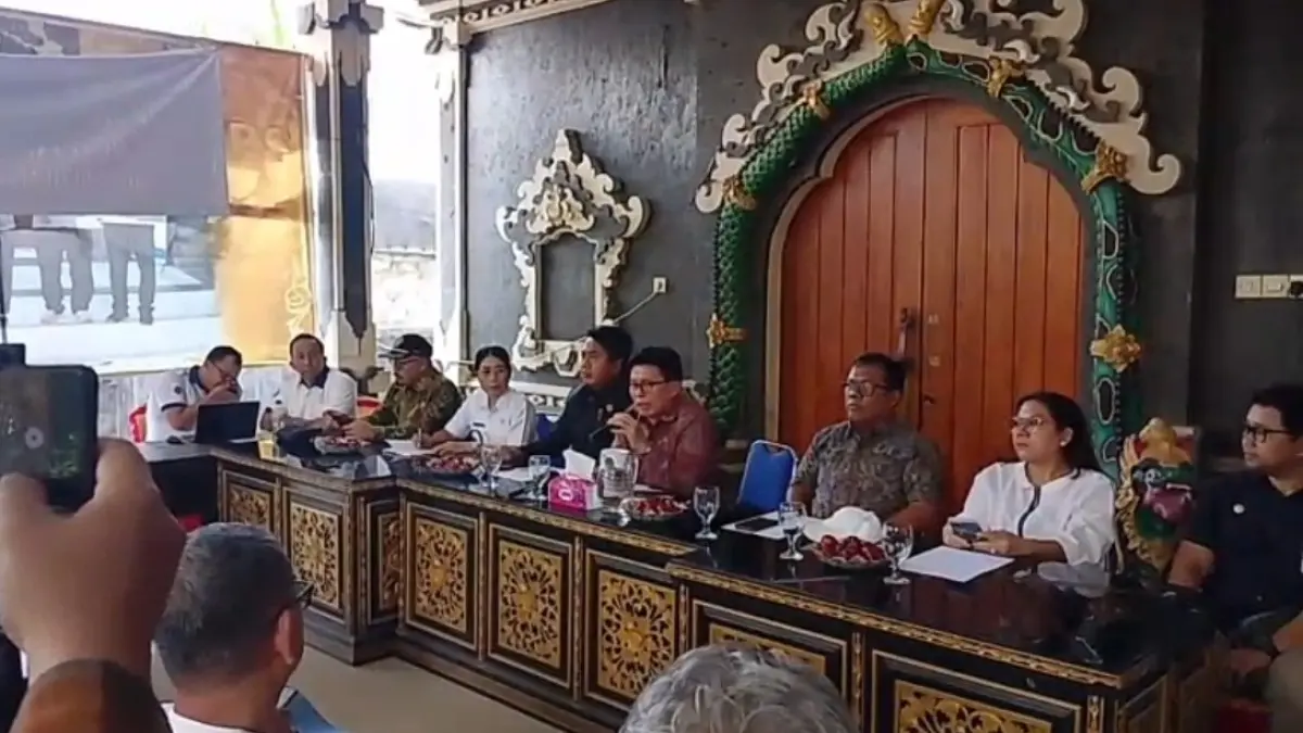 JAMIN ADA LAHAN: Kepala Kantor Badan Pertanahan Nasional (BPN) Kabupaten JembranaI Gede Wita Arsana, saat bahas lahan pengganti BTID di Jembrana.