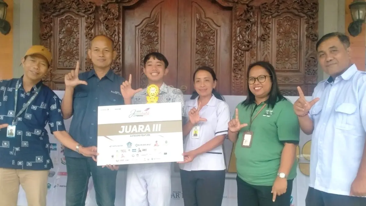 JUARA III KATEGORI BERITA SASTRAWI: Penyerahan piagam, sertifkat dan hadiah pembinaan pemenang lomba jurnalistik kategori features kepada siswa SMAN 1 Pupuan. (juliadi/radar bali)