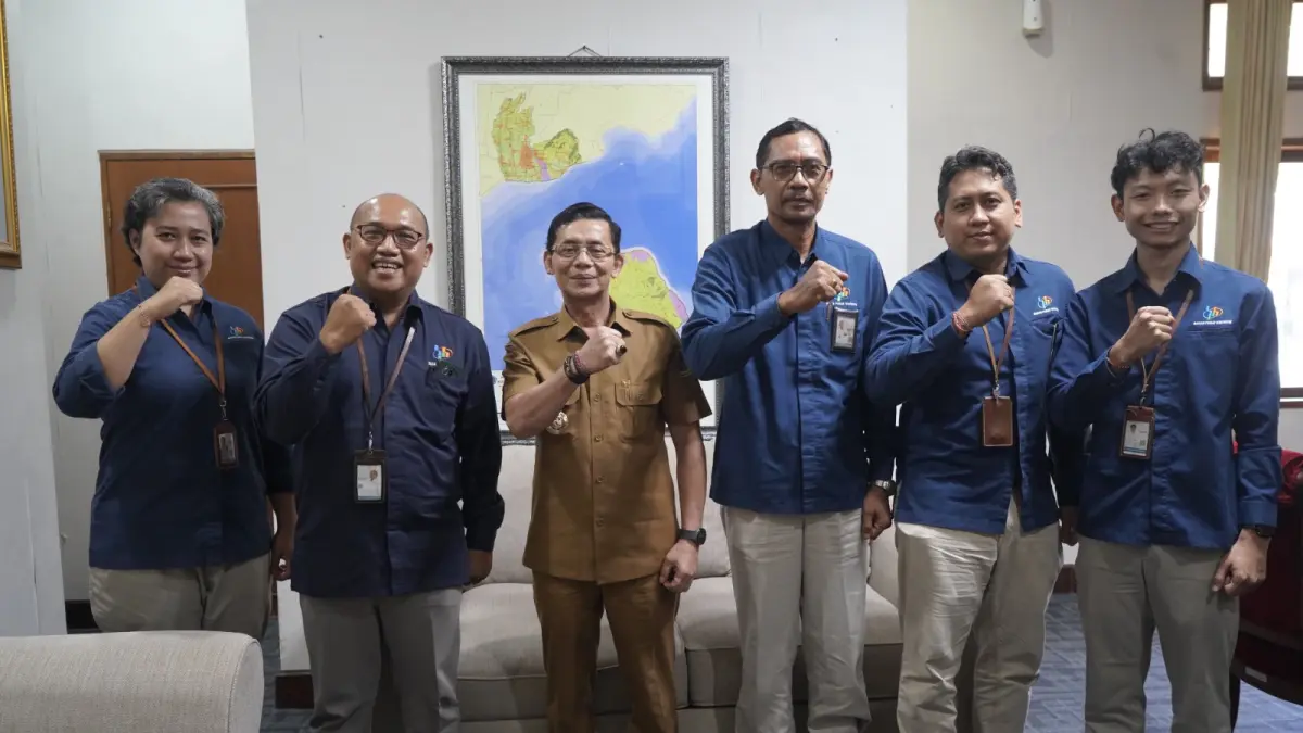 Kepala BPS Kabupaten Klungkung, Anak Agung Gede Dirga Kardita (dari kanan), saat audiensi dengan Bupati Klungkung I Made Satria (3 dari kiri), Senin (20/4).&nbsp;