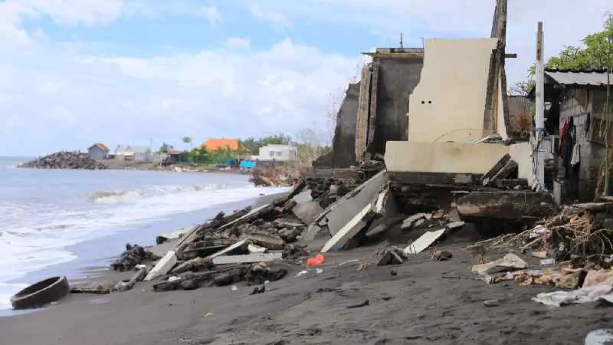 LULUH LANTAK : Sebagian rumah warga luluh lantak diterjang ombak akibat abrasi di pesisir Monggalan, Desa Kusamba, Klungkung. (Dewa Ayu Pitri Arisanti/Radar Bali)