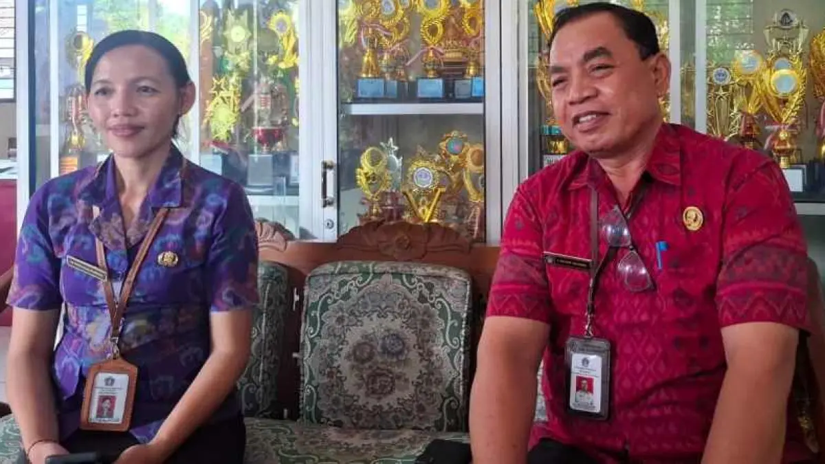 PANTAU LANGSUNG: Kadisdikpora) Klungkung, I Ketut Sujana (kanan) saat melakukan monitoring pelaksanaan TKA di SD Negeri Tojan didamping Kepala SD Negeri 1 Tojan, Ni Putu Elis Puryati (kiri).(dewa ayu pitri arisanti)