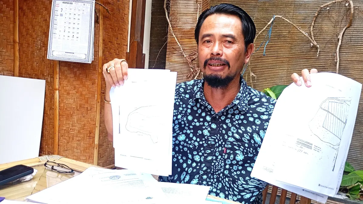 PERLIHATKAN SURAT : Penasihat LSM ABJ, Nyoman Tirtawan. (Francelino Junior)
