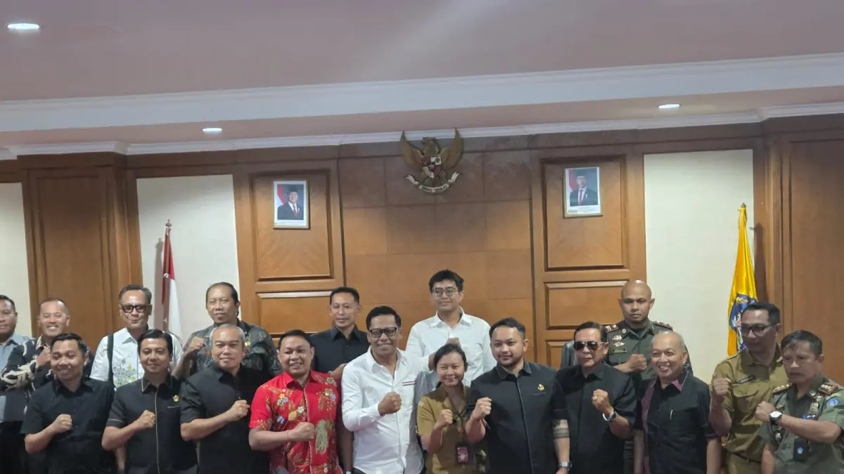Rapat pembahasan Ranperda tentang pemberdayaan Ormas di DPRD Badung, pada Senin (20/4/2026). (Marsellus Pampur/Radar Bali)