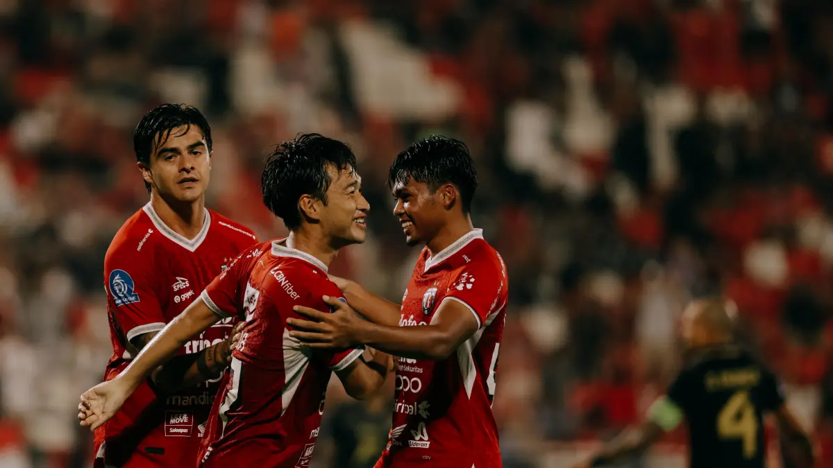 Teppei Yachida merayakan gol ke gawang Malut United. Gelandang serang Bali United tersebut diandalkan untuk menembus pertahanan Persita Tangerang dalam laga pekan ke-29 pada Kamis (23/4).  