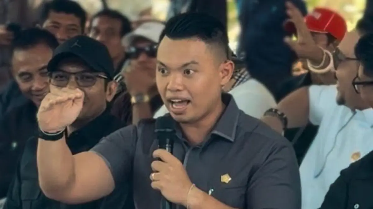 UNTUK DENPASAR: Wakil Ketua DPRD Kota Denpasar Ida Bagus Yoga Adi Putra saat meninjau proyek SJUT IPT Senin lalu (20/4/2026) (Gus Yoga for radarbali.id)