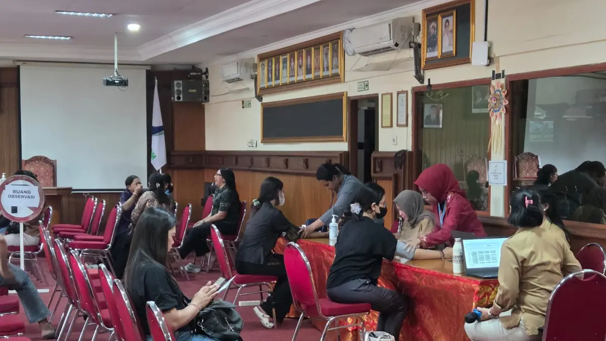 Vaksinasi HPV yang digelar Selasa (21/4) merupakan vaksinasi kedua dari tiga vaksinasi yang harus dijalani. (Marsellus Pampur/Radar Bali)