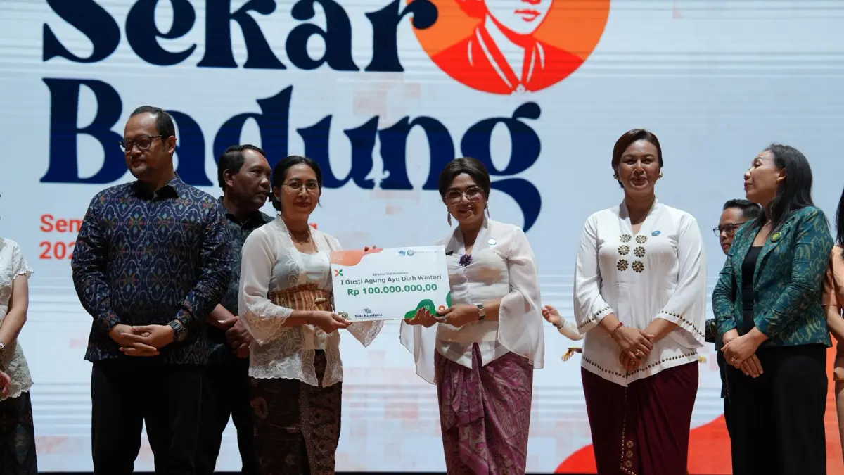 Wabup Bagus Alit Sucipta dan Ketua TP. PKK Nyonya Rasniathi Adi Arnawa saat hadiri acara "Semangat Kartini (Sekar) Badung" Tahun 2026 di Balai Budaya Giri Nata Mandala, Puspem Badung, Selasa (21/04).
