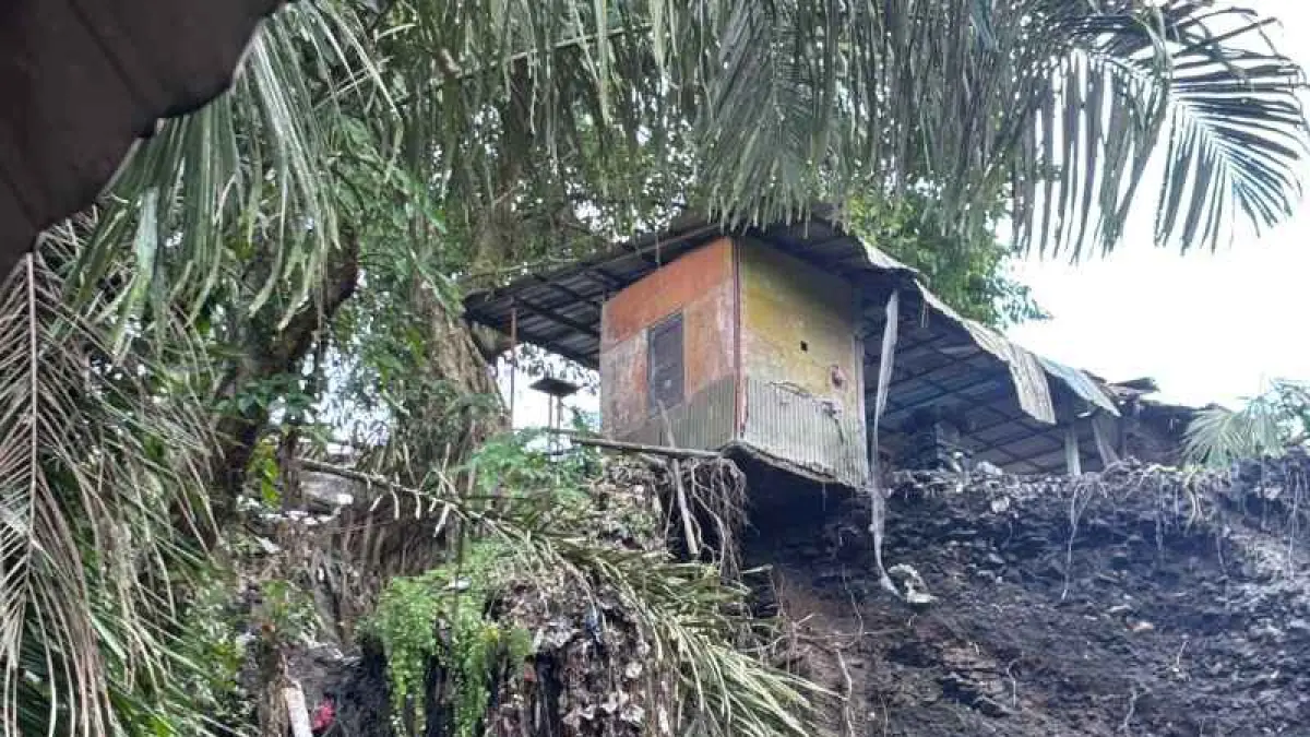ZONA LONGSOR BERBAHAYA : Wilayah rawan longsor di Kawasan jalan provinsi penghubung antara Peken Belayu-Kukuh, Marga, Tabanan.&nbsp;(juliadi/radar bali)