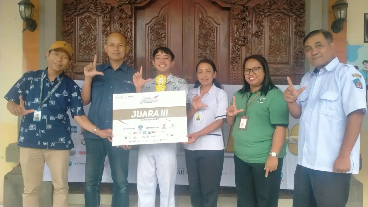 JADI MOTIVASI: I Komang Galang Wiguna Putra (tiga dari kiri) yang didampingi oleh Kepala SMAN 1 Pupuan Ni Luh Casmini, S.Pd, M.Pd. (dua dari kanan) saat menerima trofi dan plakat juara Lomba Jurnalistik Jawa Pos Radar Bali kategori Feature di beranda SMAN 1 Pupuan, Rabu 22 April 2026.