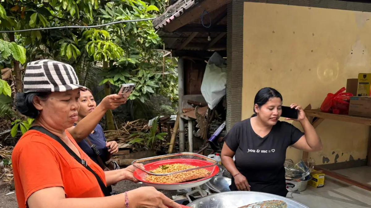 Aktivitas di rumah produksi milik Kelompok Wanita Tani (KWT) Satya Luwih Lestari di Desa Ulakan, Manggis, Karangasem.