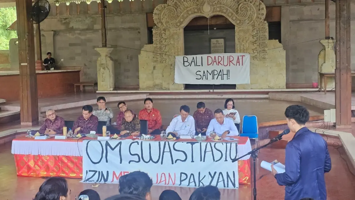 BOM WAKTU: Kadis DKLH Bali I Made Dwi Arbani saat memberikan sambutan di acara dialog terbuka dengan mahasiswa Universitas Udayana Rabu (22/4/2026). (NI KADEK NOVI FEBRIANI/radarbali.id)