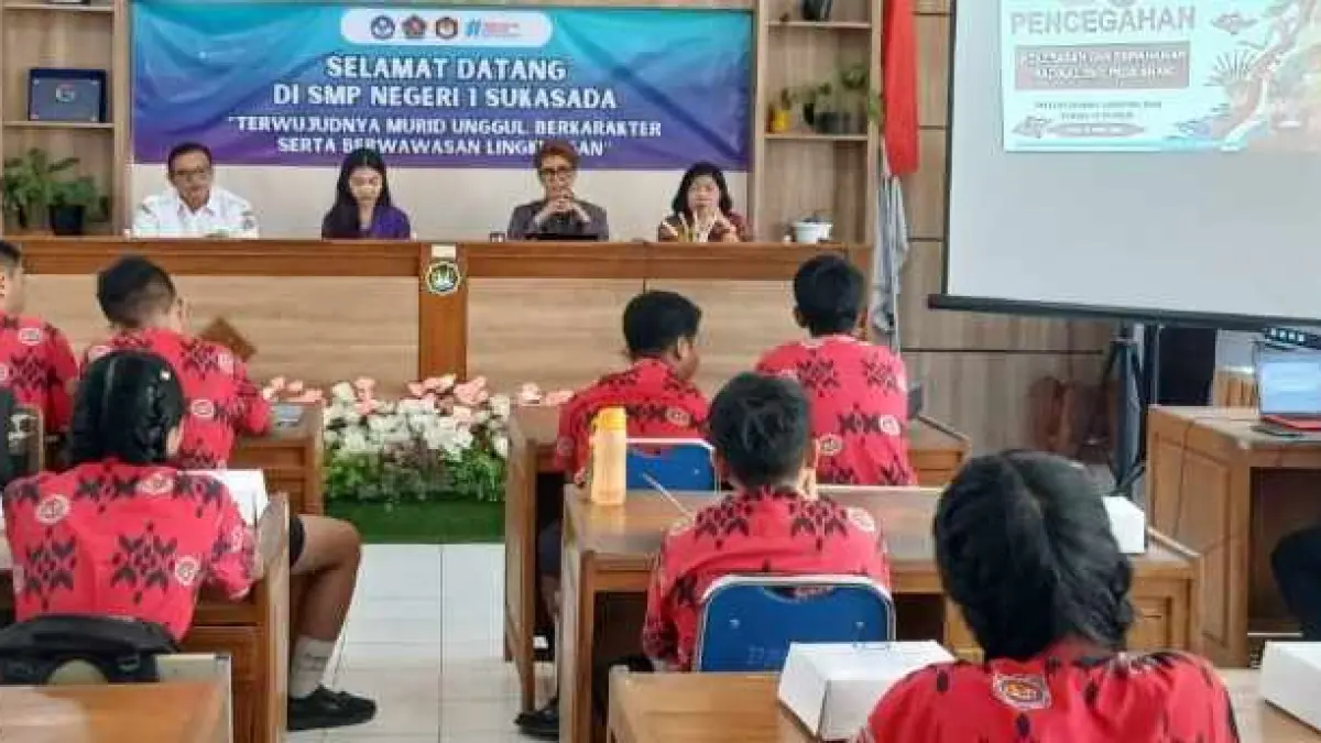 CEGAH DAMPAK BULLY : Satgaswil Bali Densus 88 Anti Teror Polri melakukan sosialisasi pencegahan bullying dan masuknya paham radikalisme di SMPN 1 Sukasada.( Foto: Polres Buleleng untuk Radar Bali)&nbsp;