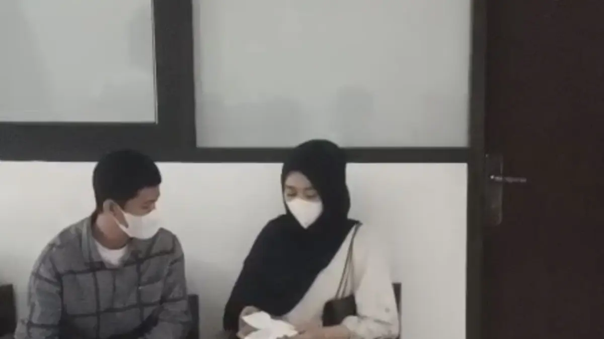 Dua pemeran video panas Batang Membara saat dimintai keterangan Polres Batang. Keduanya kini telah menikah. 