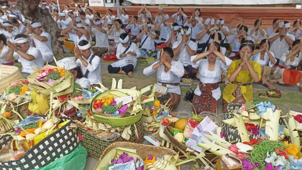 ilustrasi persembahyangan di Pura Jagatnatha, Denpasar, beberapa waktu lalu. (adrian suwanto/radar bali)