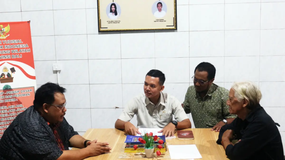 Joko Sugianto (kanan) bersama kuasa hukumnya Agus Sudjoko (kiri) saat melaporkan hakim yang perkarakan tanahnya di Komisi Yudisial Bali, Kamis 23 April 2026. (istimewa/radarbali.id)
